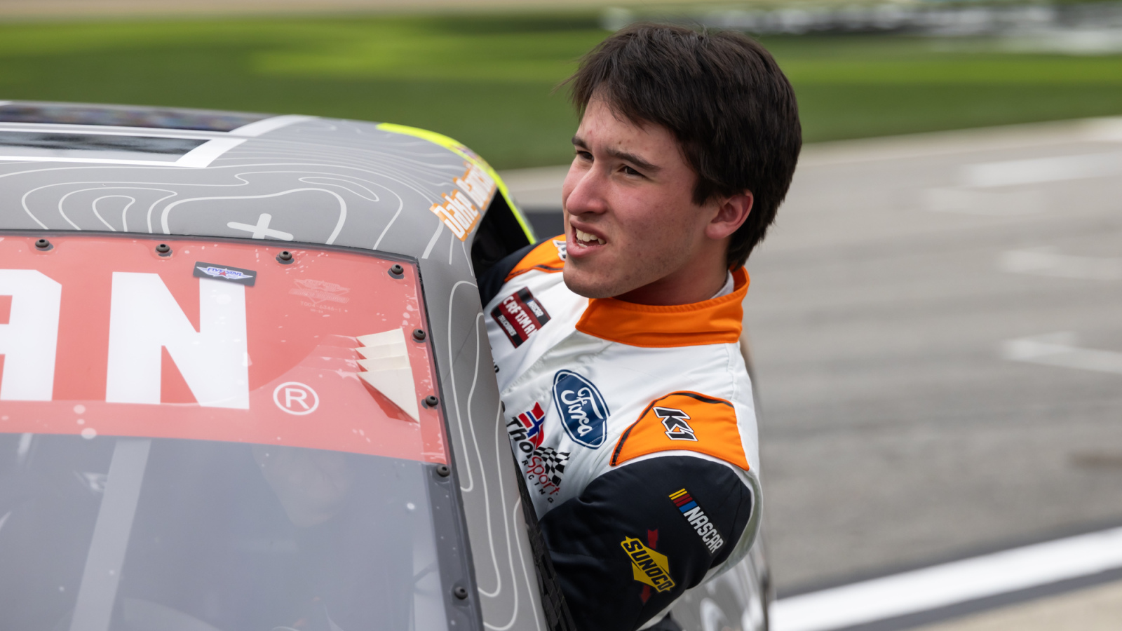 http://www.yardbarker.com/media/e/5/e556a6594e8624be2897a2b5a8b191d2d8317aaf/thumb_16x9/jake-garcia-edges-corey-heim-truck-series-pole.jpg
