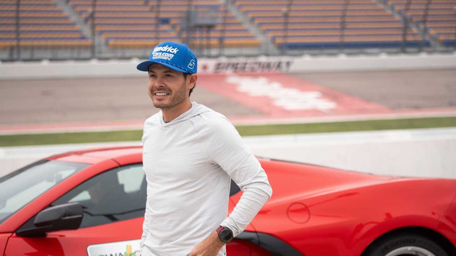 http://www.yardbarker.com/media/e/6/e6448c09d0dc561ca7d80ef12bde751ce0eff2ae/thumb_16x9/nascar-cup-series-driver-kyle-larson-walks-on-pit.jpg
