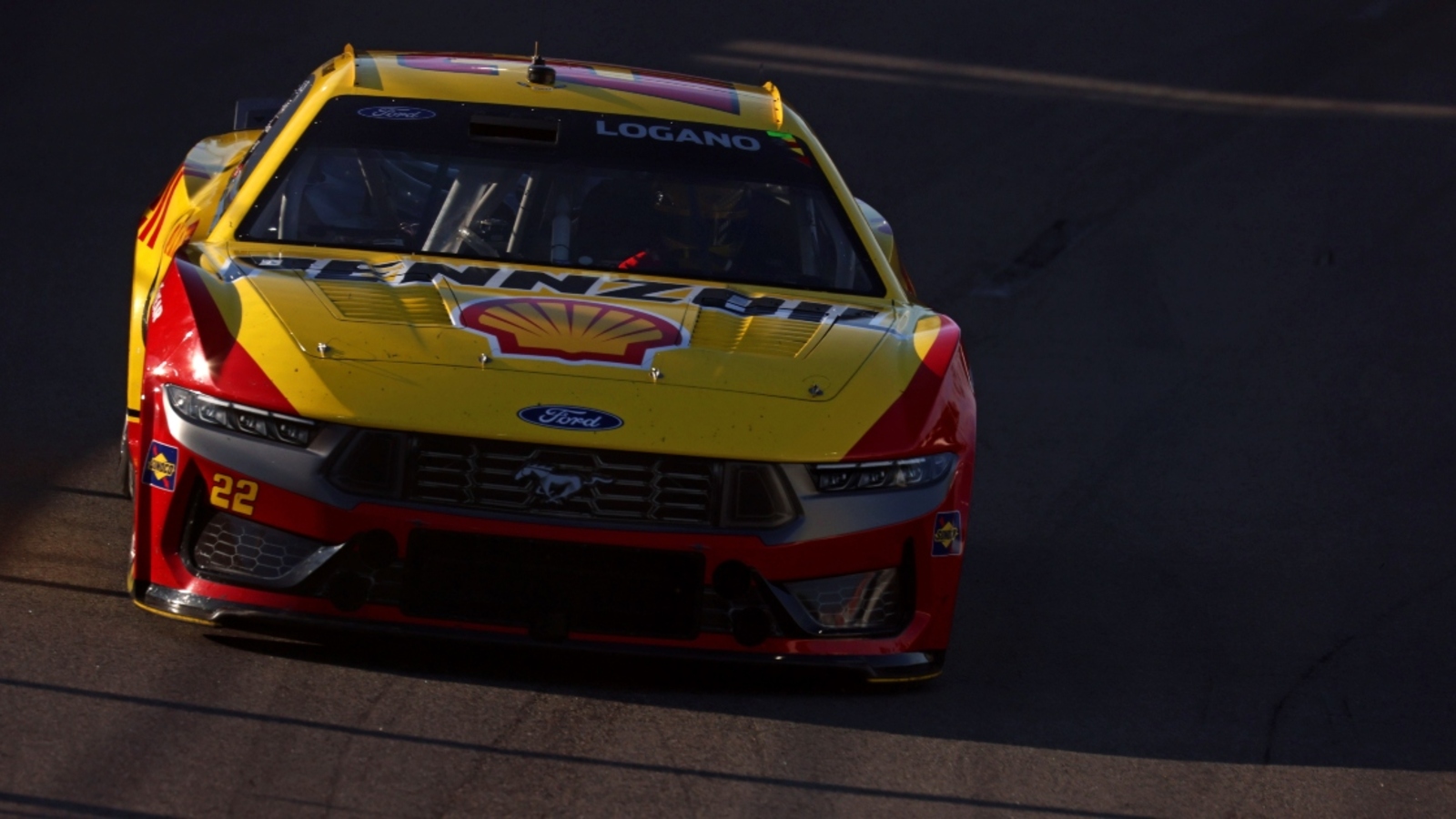 http://www.yardbarker.com/media/e/9/e9085883072957c22f96305fba527ea9a3cd2467/thumb_16x9/Joey-Logano-24.jpg