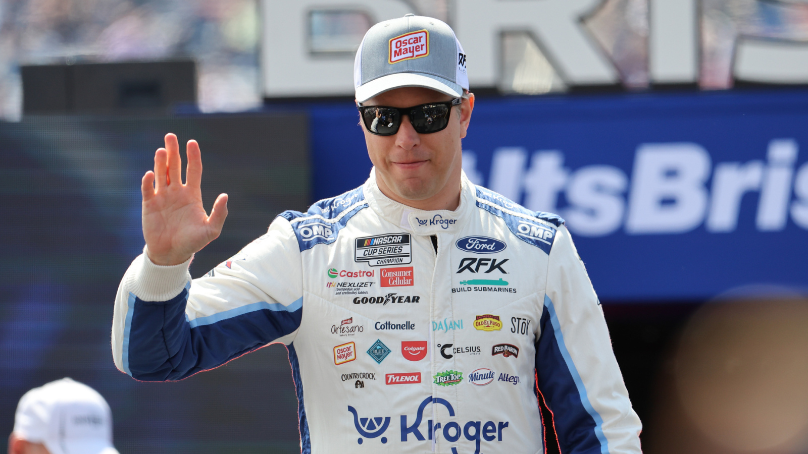 http://www.yardbarker.com/media/e/b/ebc790f566c162ae0265b23d09270713e6412d41/thumb_16x9/brad-keselowski-wins-star-race-heat-1-dominating.jpg