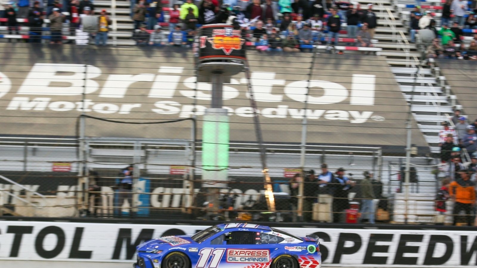 Denny Hamlin brings momentum into Bristol bullring