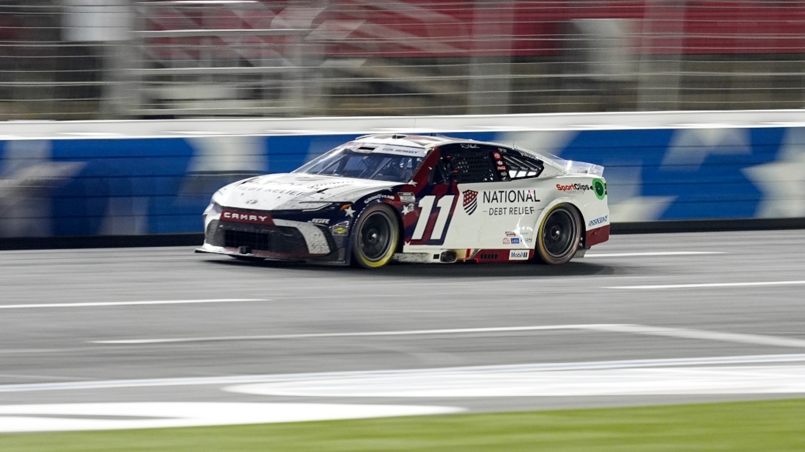 Denny Hamlin airs it out on pit road error by gas man, costing chance to win Charlotte