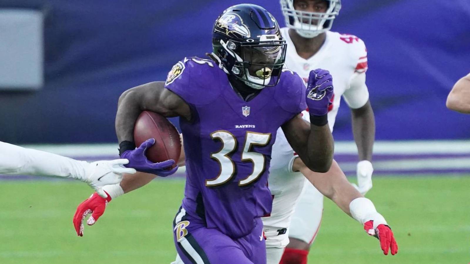 Ravens Gus Edwards Agree To Two Year 10 Million Extension Yardbarker Ravens Gus Edwards Agree To Two Year 10 Million Extension Yardbarker