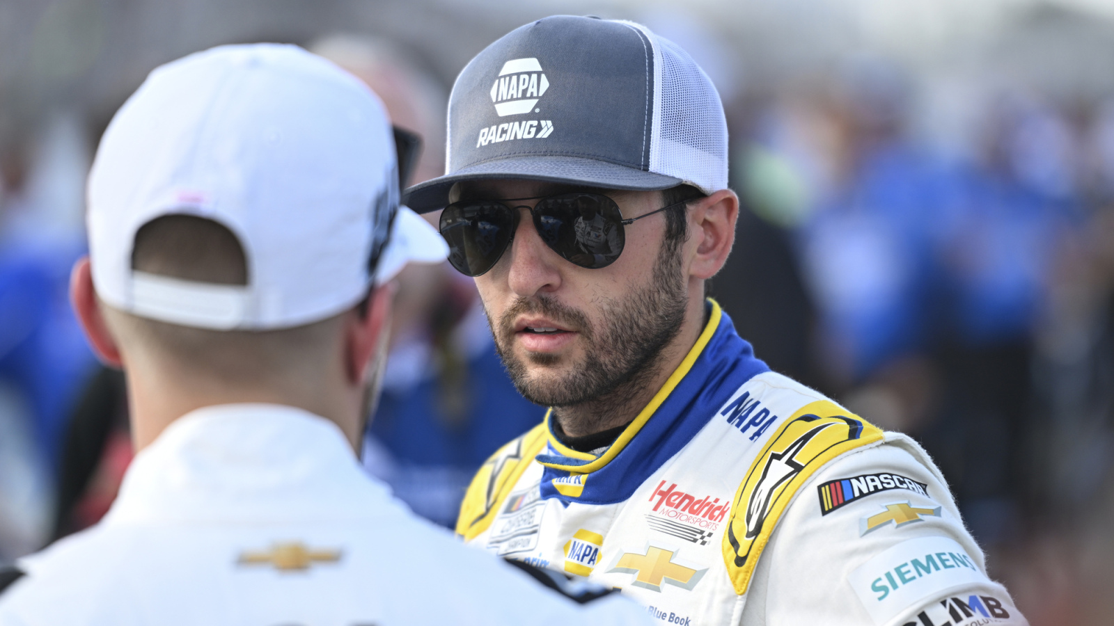NASCAR star helps fans complete gender reveal at fan event