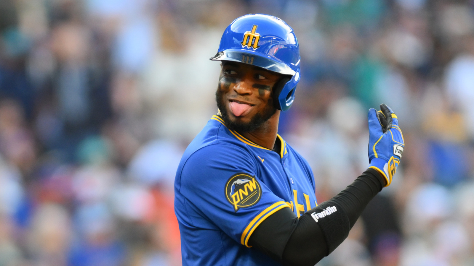 Mariners sign OF Victor Robles to a two-year extension
