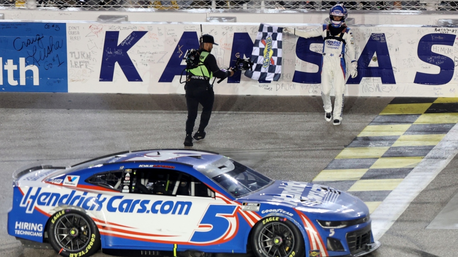 Kyle Petty breaks down NASCAR Overtime restart battle between Kyle Larson, Chris Buescher at Kansas