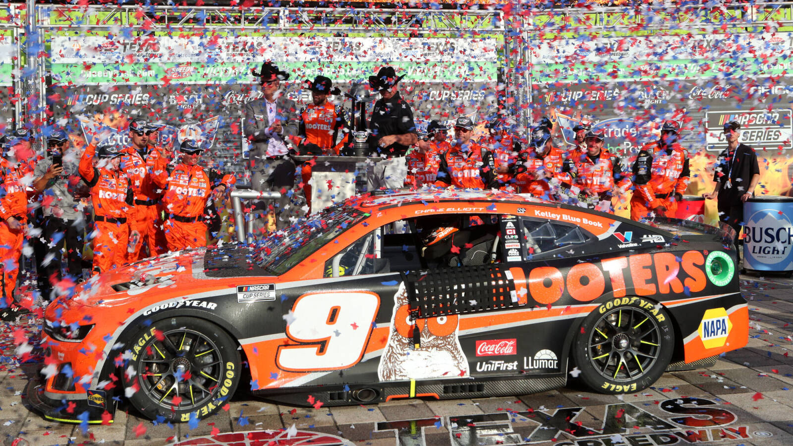 Chase Elliott lives out dream, pays homage to Alan Kulwicki after first win with Hooters