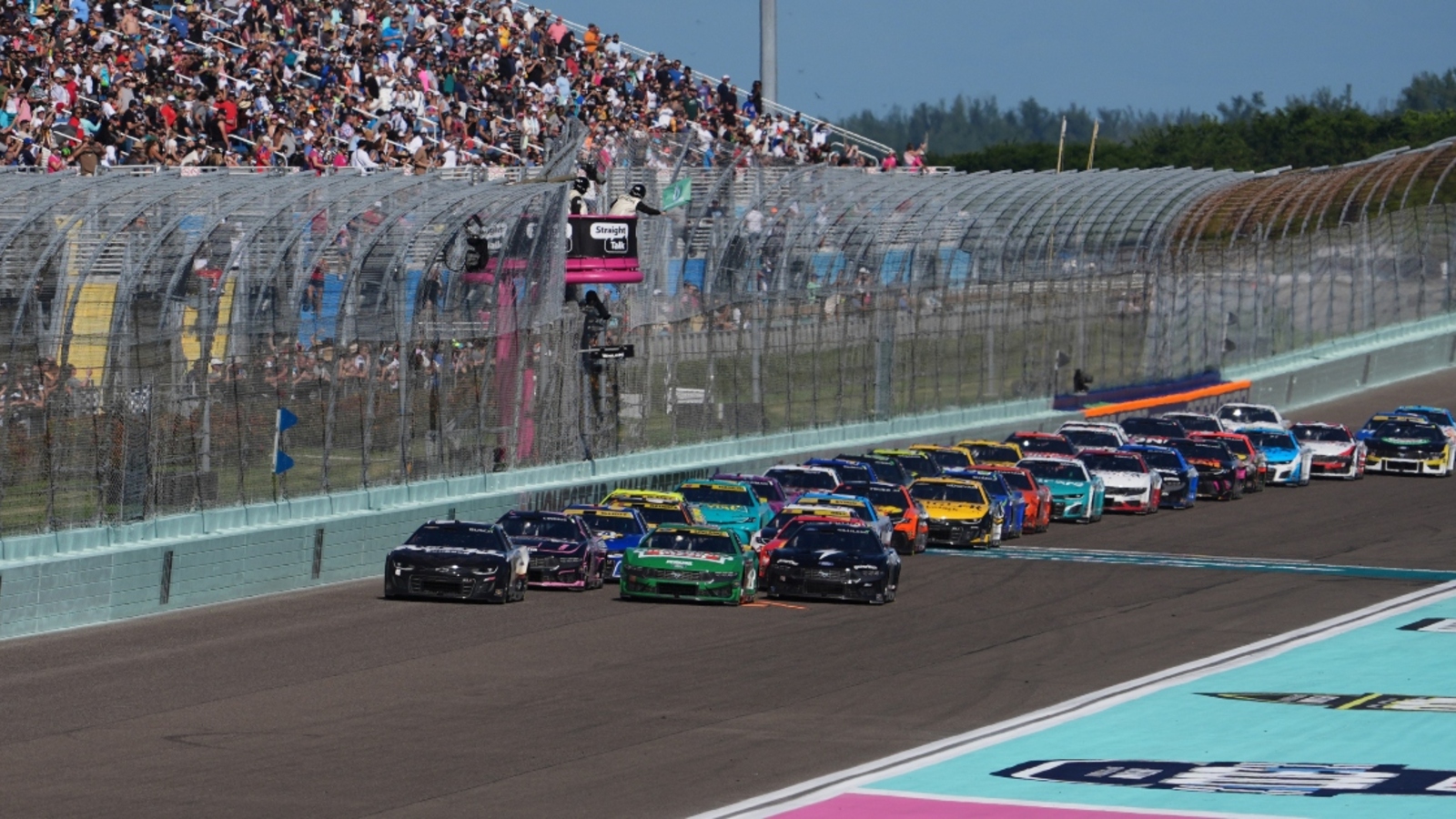 http://www.yardbarker.com/media/f/b/fb9c7e6a26ea6b0f90765ae9e6346990325e1045/thumb_16x9/denny-hamlin-kyle-busch-react-to-nascar-championship-moving-to-homestead.jpg