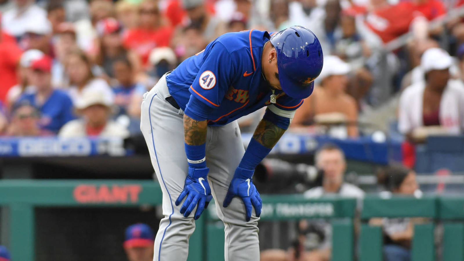 Mets' Javier Baez exits Sunday's game vs. Phillies with apparent hip injury