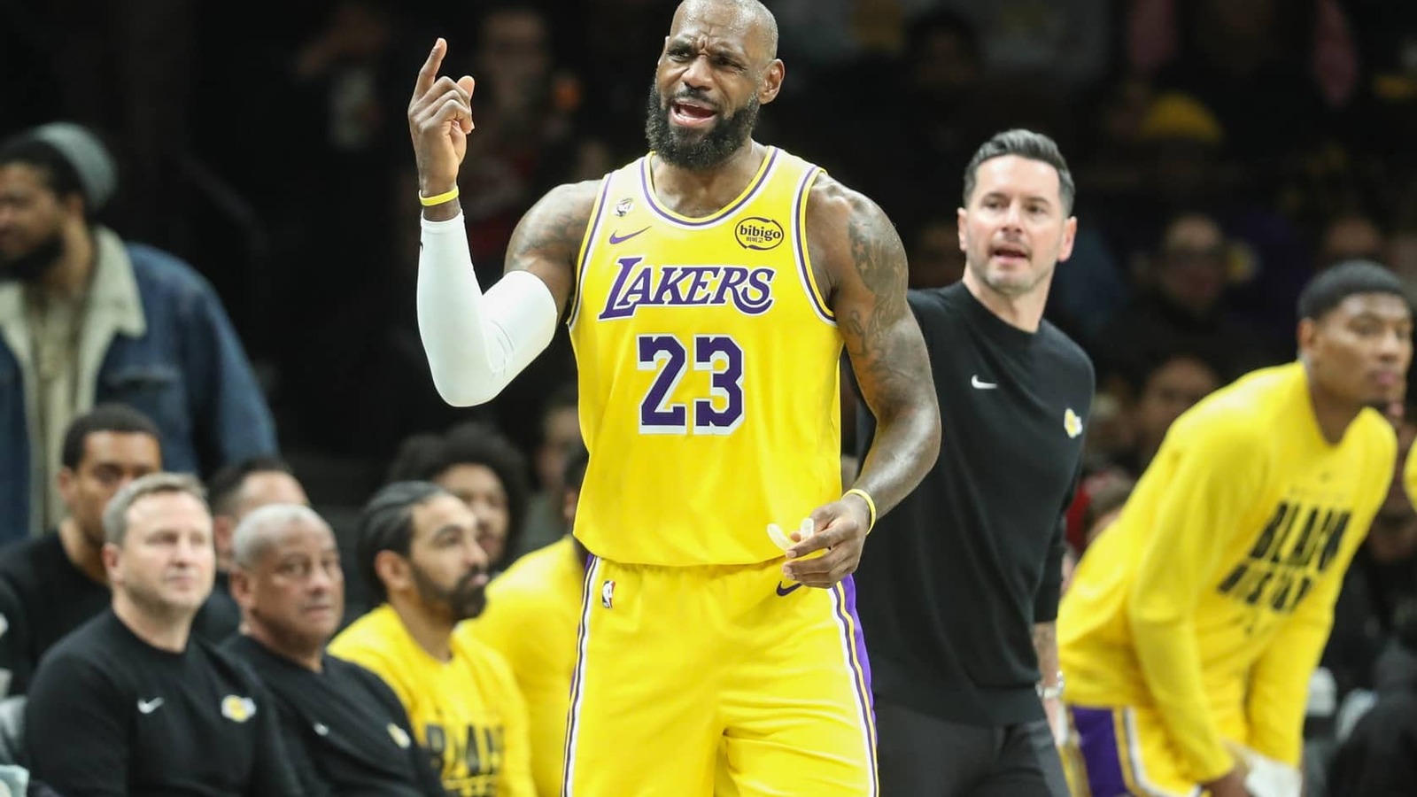 http://www.yardbarker.com/media/f/e/fe253d853c38a29822287f2209d31c58829c5bfa/thumb_16x9/lebron-james.jpg