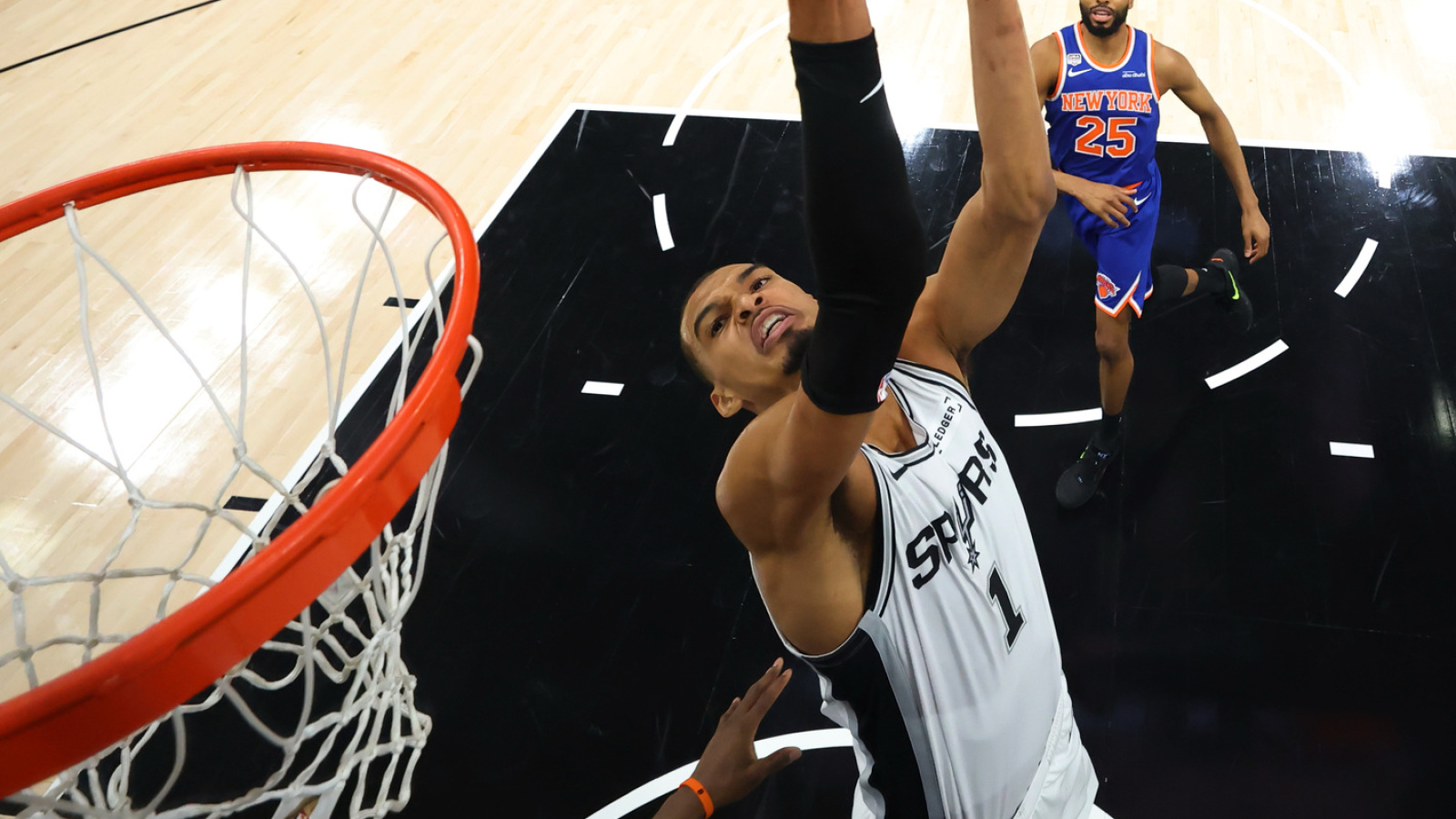 Wembanyamova smlouva by mohla změnit trendy v NBA. Mladý obr začíná psát historii