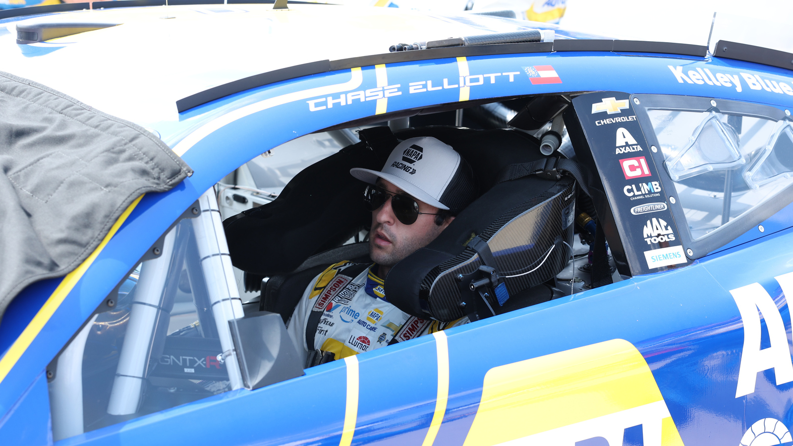 Kyle Larson Lashes Out After Tangle With Chase Elliott at Iowa