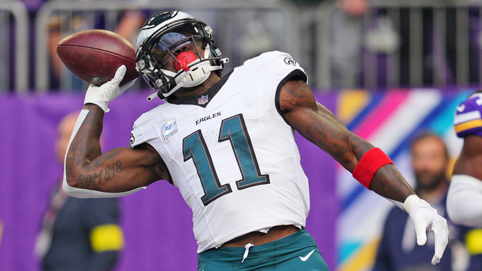 https://www.yardbarker.com/media/0/0/0063d49a25fc2c32258c677257e4d53a1f80cc73/thumb_16x9/100-yard-1-td-catch-nfl-games-leaders-quiz.jpg?v=1