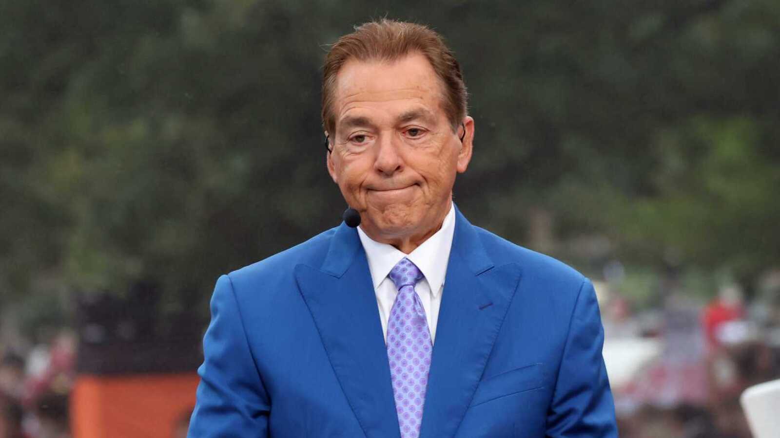 https://www.yardbarker.com/media/0/1/01249e14d522bd012cd4011a6ea16c5da58d07ab/thumb_16x9/nick-saban-on-stage-espn-college-gameday-ahead.jpg?v=1