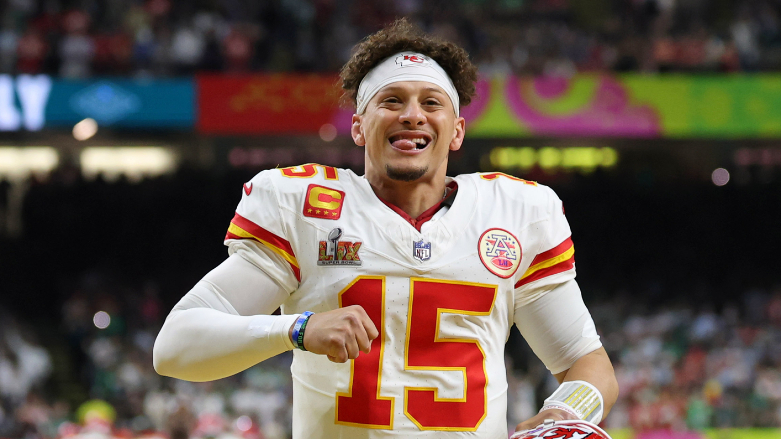 https://www.yardbarker.com/media/0/2/02fadea680489cb74150081c224e9c8647b18d8d/thumb_16x9/chiefs-patrick-mahomes-still-1-qb-nfl.jpg?v=1