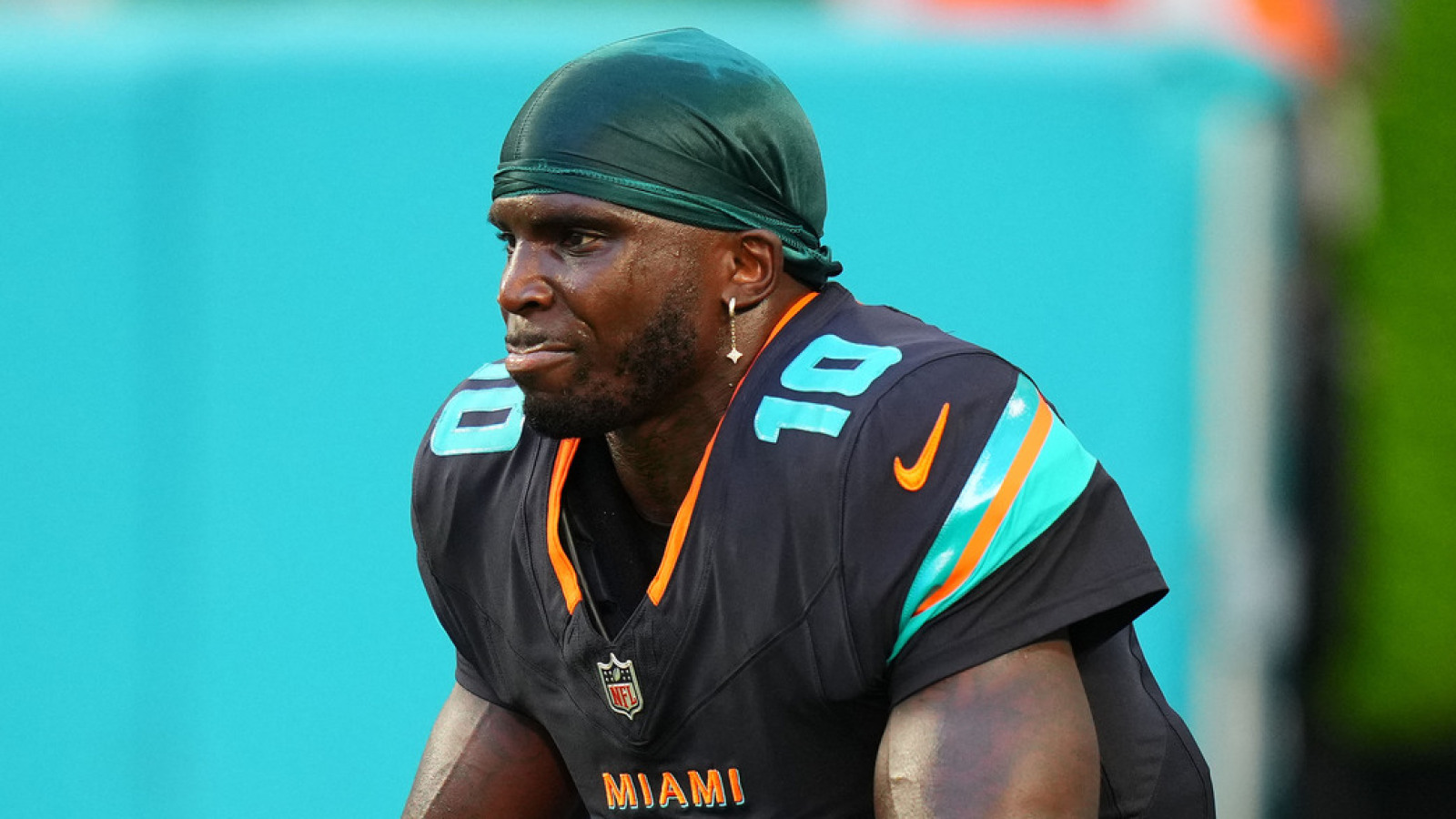 https://www.yardbarker.com/media/0/3/035f560b64273d4a8ec912b8055c42e54976bb28/thumb_16x9/injured-tyreek-hill-addresses-dolphins-tua.jpg?v=1