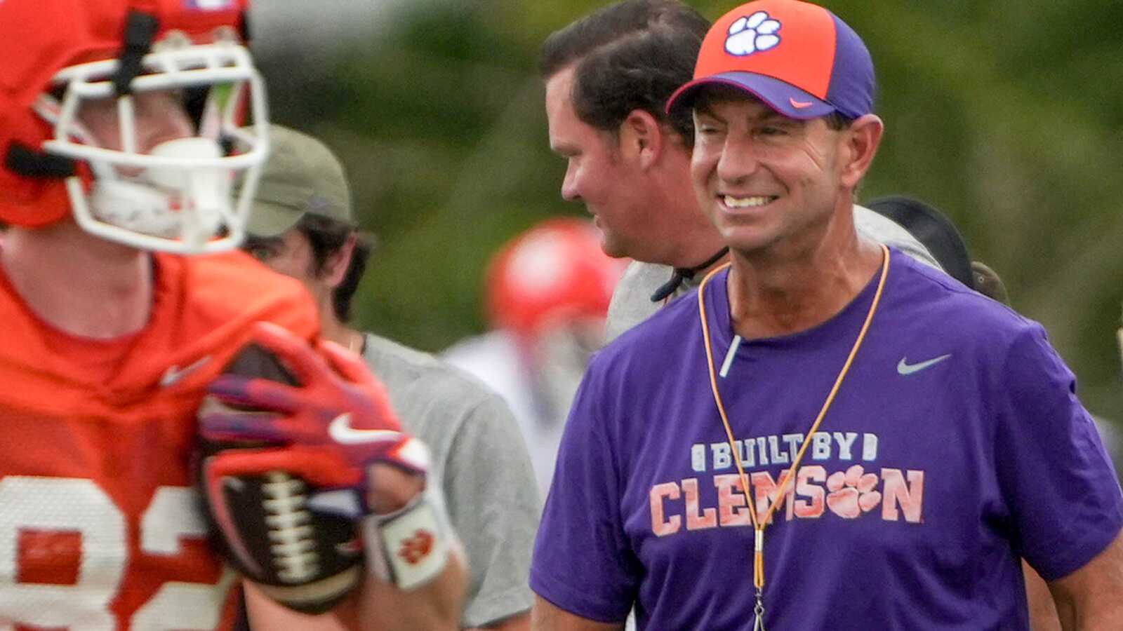 https://www.yardbarker.com/media/0/4/043c6f6d7cc458a062e5e352b7ecf92f1922a201/thumb_16x9/clemson-head-coach-dabo-swinney-smiles-watching.jpg?v=1