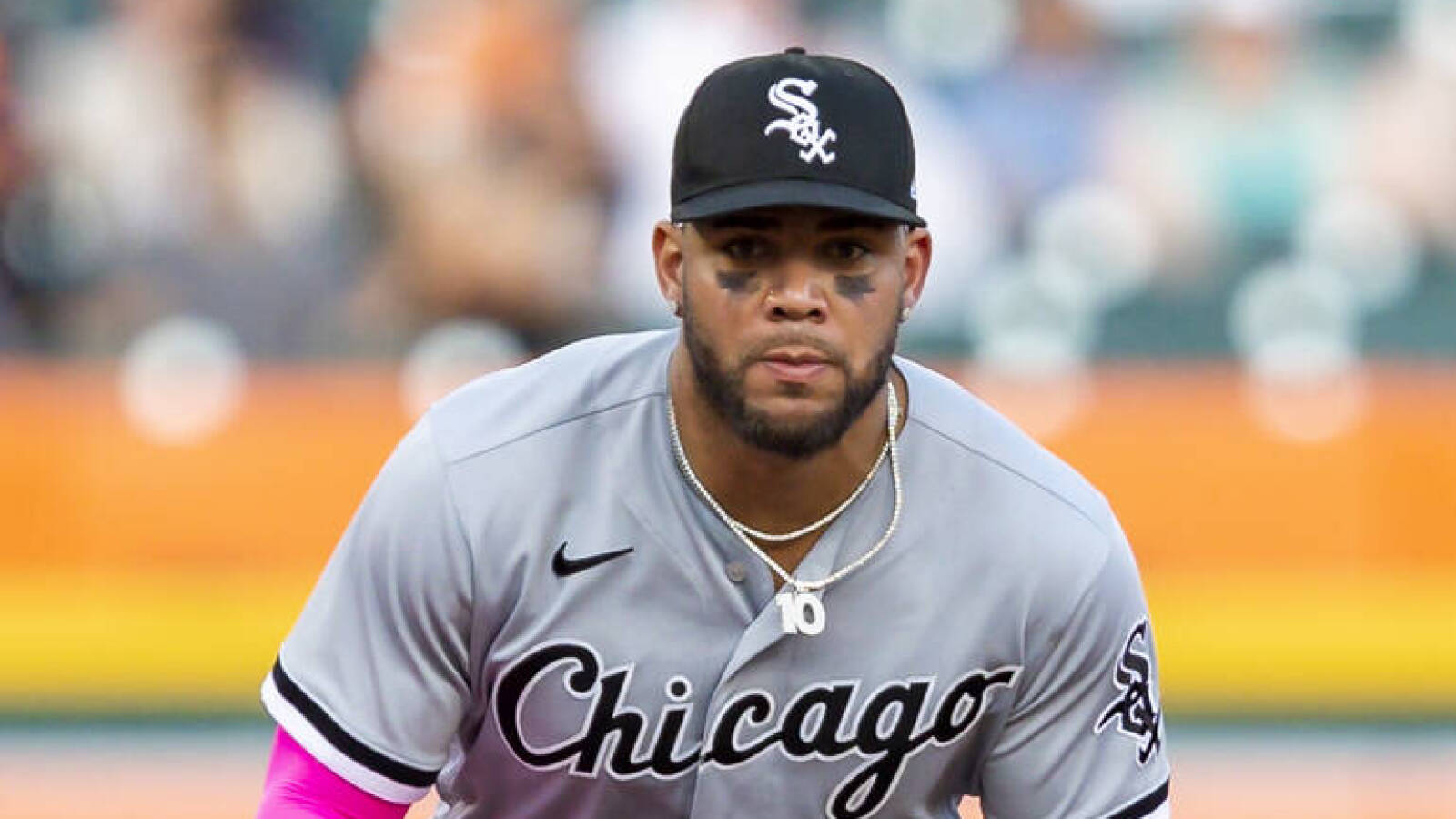 Yoan Moncada leaves Friday's game with hamstring tightness