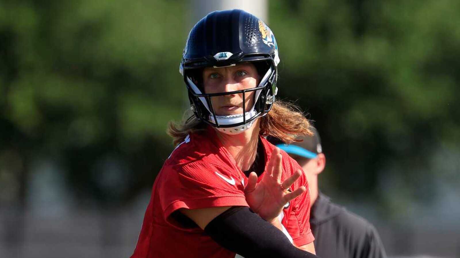 https://www.yardbarker.com/media/0/4/04ca8c24fcbeb8e4d8890cc004c09ef15492e789/thumb_16x9/trevor-lawrence-offers-update-on-throwing-arm.jpg?v=2