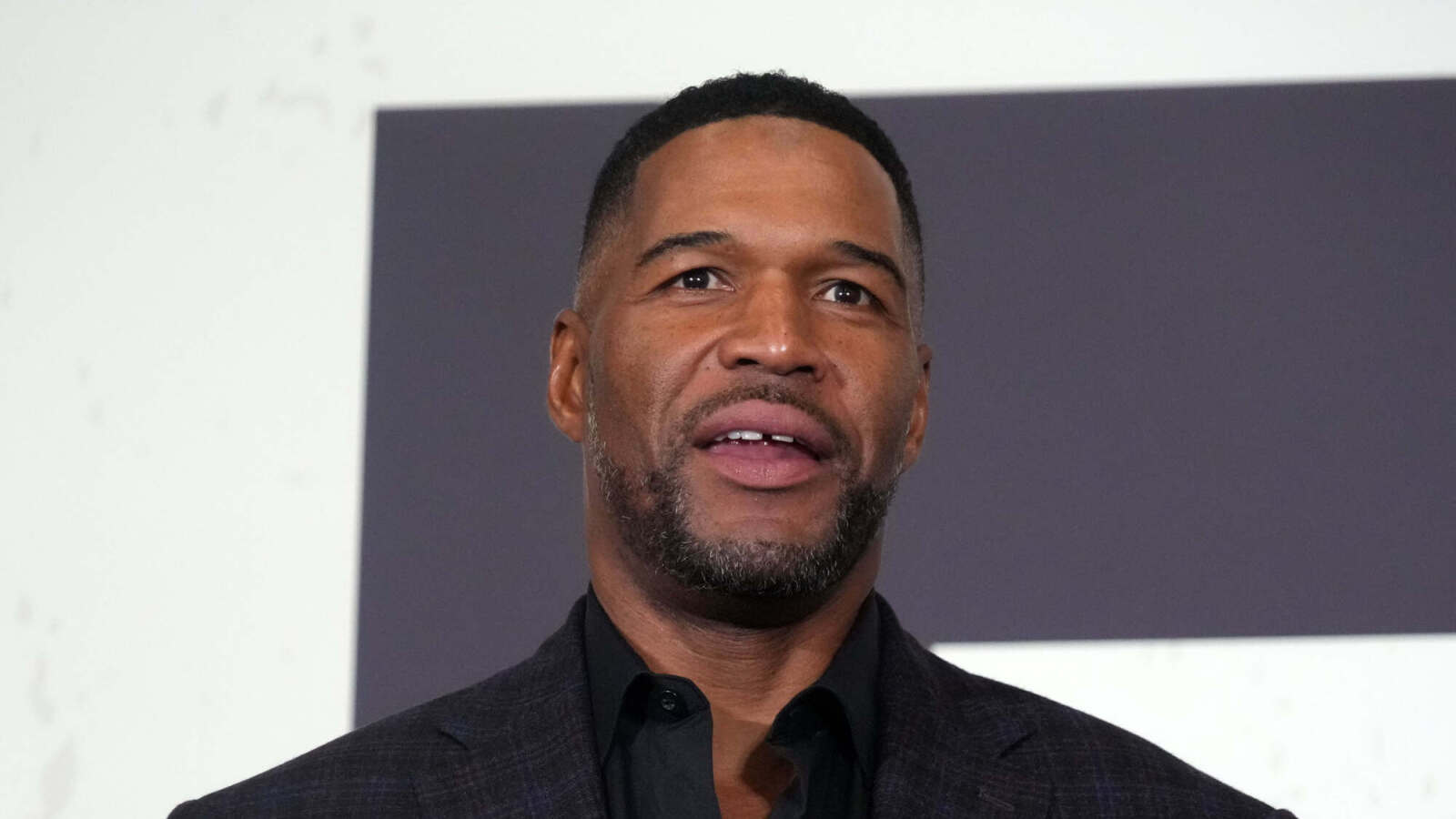 https://www.yardbarker.com/media/0/5/0515423bd776f056bda7fa6105cd4b05166fae12/thumb_16x9/michael-strahan-still-feels-he-record-despite.jpg?v=1