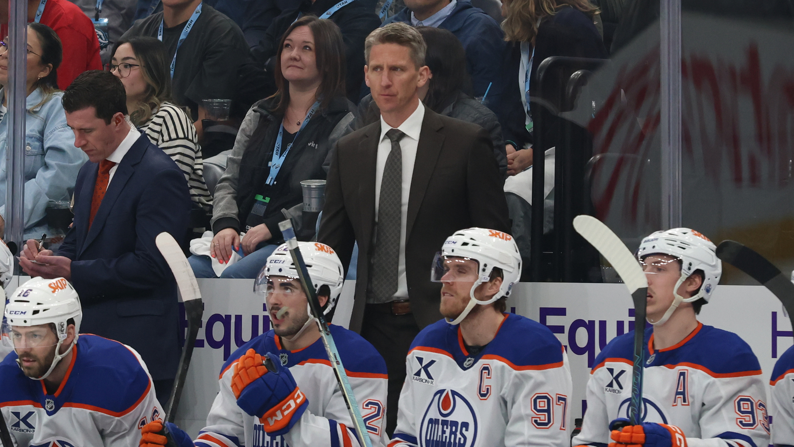 https://www.yardbarker.com/media/0/5/053d08a91957e4a24c78966aa106ac8a7c8a90c0/thumb_16x9/kris-knoblauch-oilers-latest-fall-guy-arent.jpg