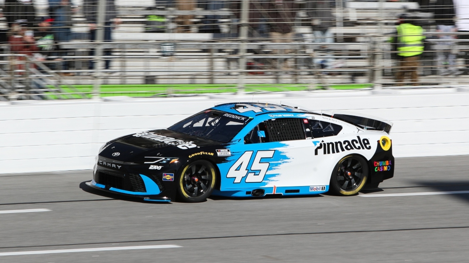 Tyler Reddick reports running out of fuel in chaotic final laps, losing lead to Denny Hamlin at Kansas