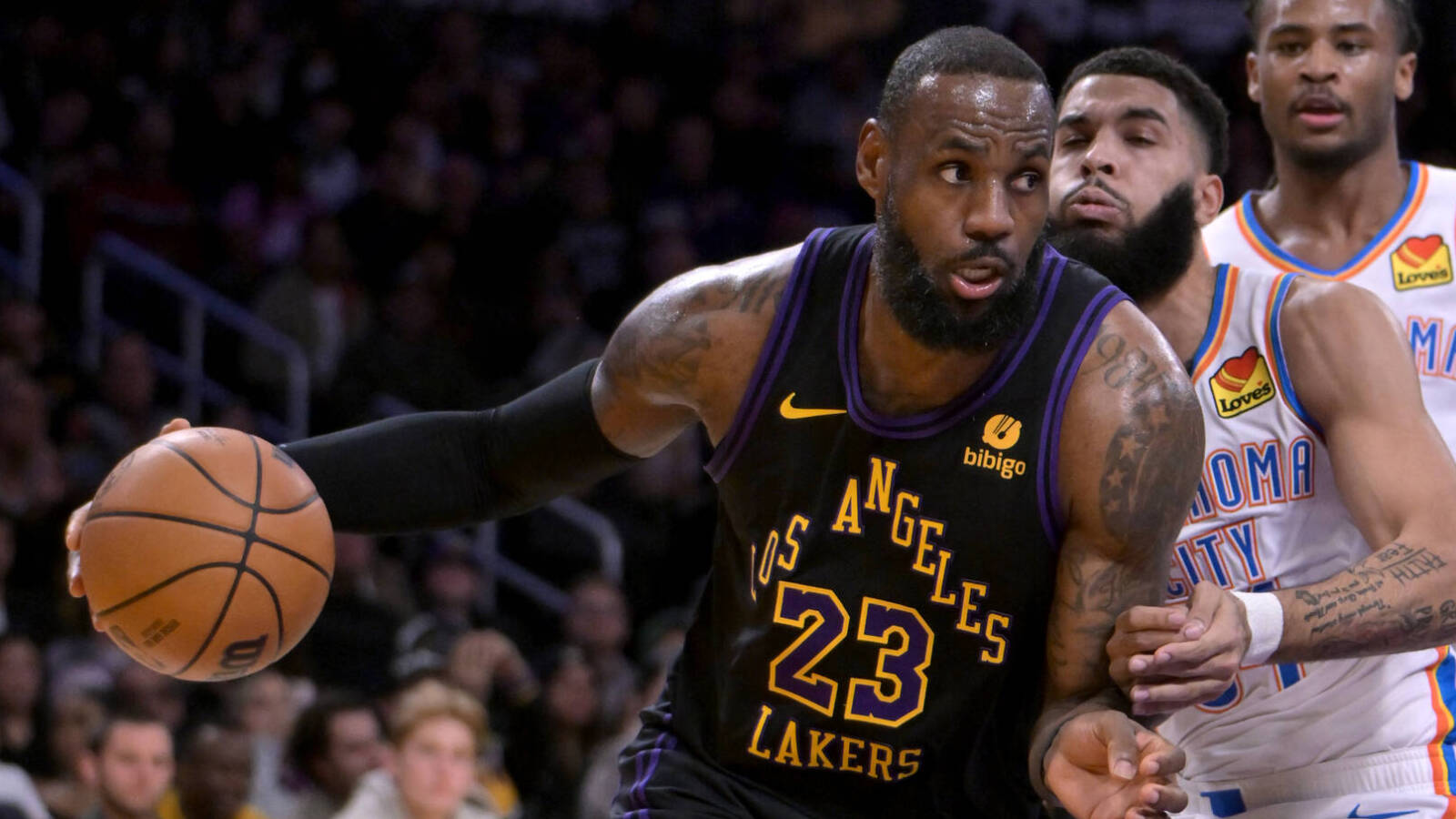 Watch LeBron James gets fan kicked out of Lakers game Yardbarker