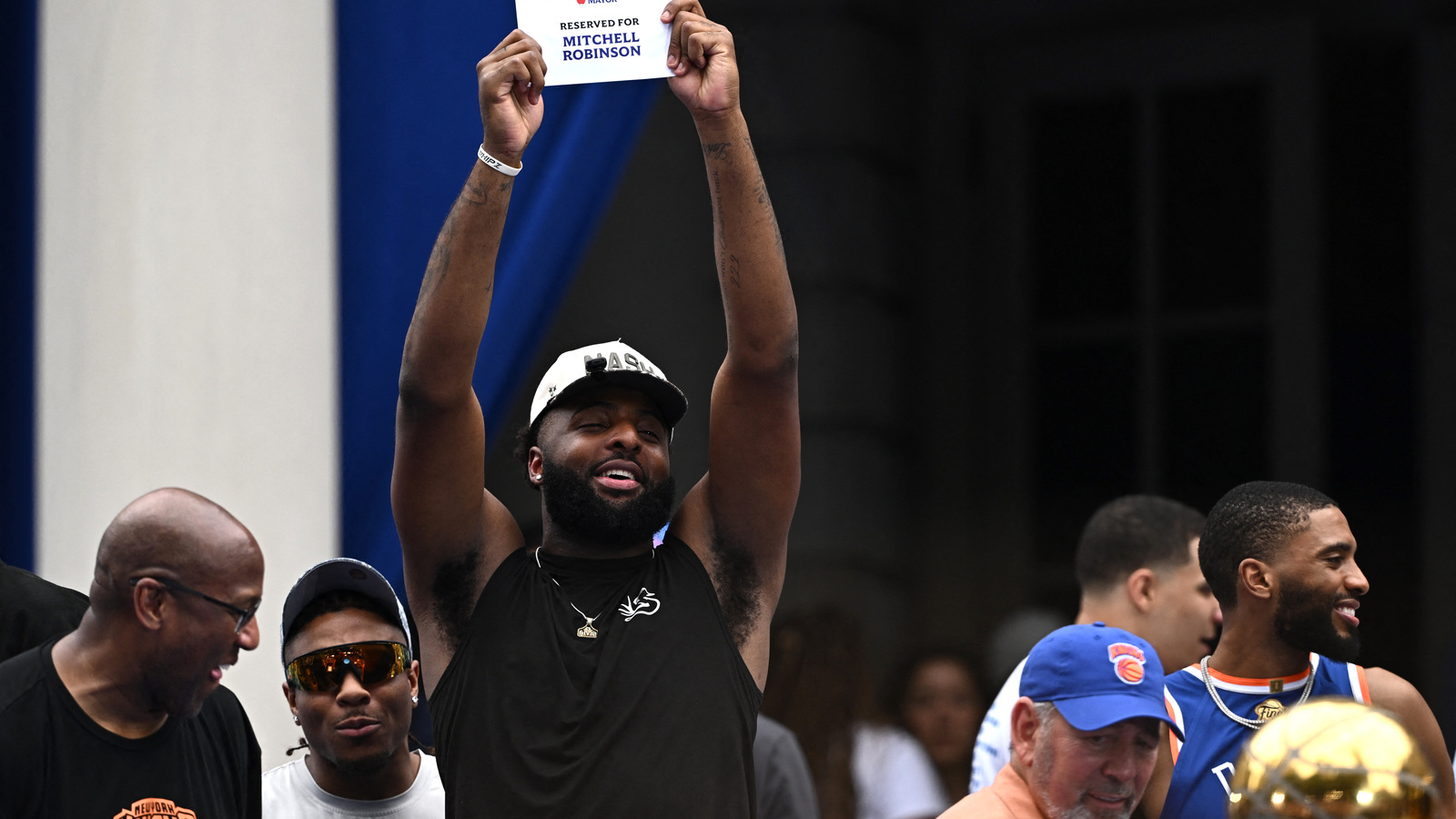 https://www.yardbarker.com/media/0/5/05c2b33e6c1f0a6943dda3f0370a0f686a78cc98/thumb_16x9/basketball-nba-new-york-knicks-parade-new-york.jpg