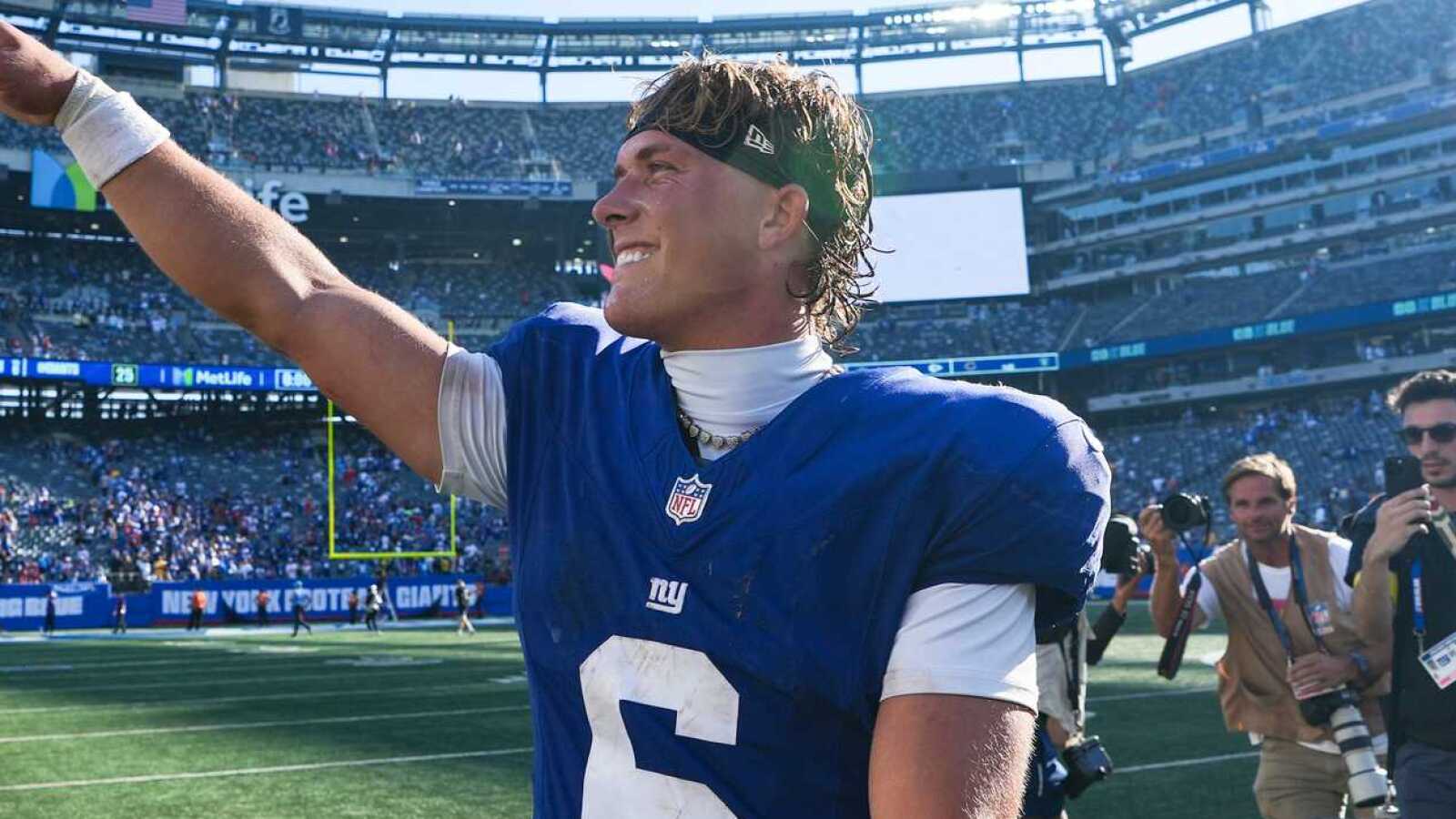 https://www.yardbarker.com/media/0/6/067c7d036c170619a6aa331dfe8c6110280c193c/thumb_16x9/jaxson-darts-debut-compares-notable-big-blue.jpg?v=1