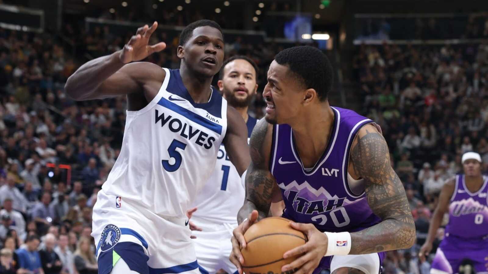 Jazz F John Collins (head) exits game vs. Wolves | Yardbarker