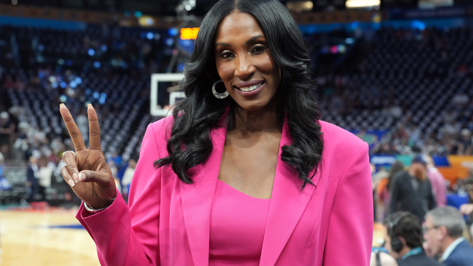 ‘Magic , Call Me’: Lisa Leslie Sends Message to Lakers Legend at Her Statue Unveiling for a Huge Favor