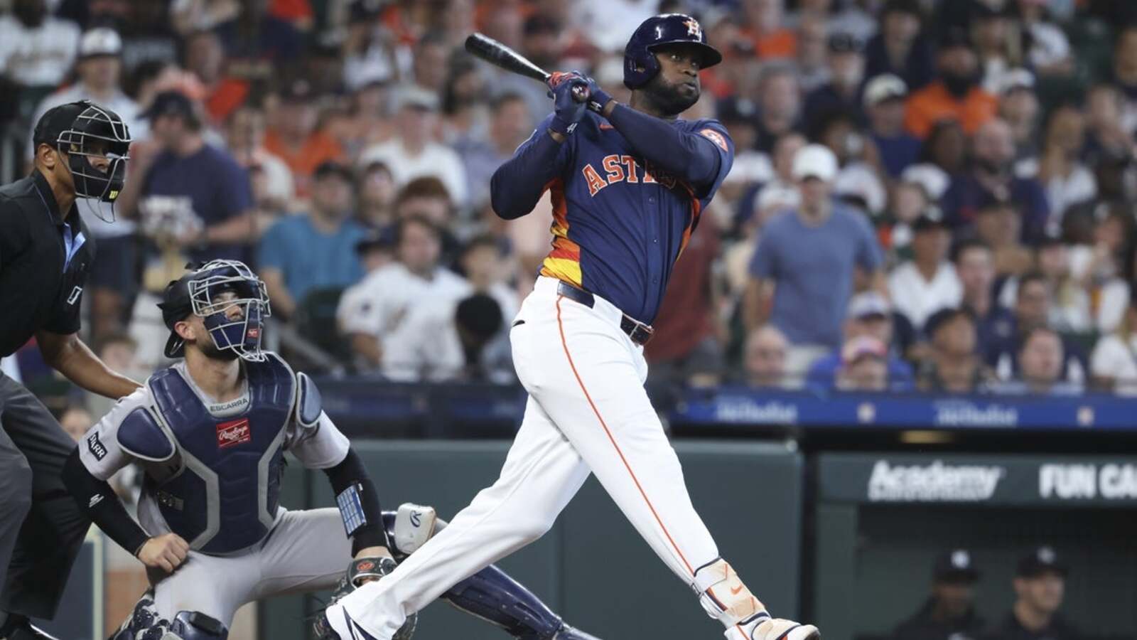Astros awaken to salvage finale, end Yankees' 8-game win streak