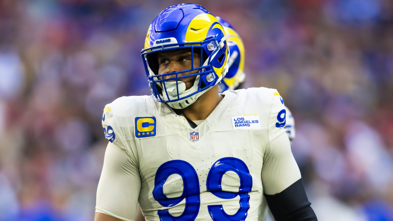 https://www.yardbarker.com/media/0/8/08b238e25a6b4e157b7484a7787fccbda5ce45e0/thumb_16x9/aaron-donald-takes-significant-step-toward-return.jpg?v=1