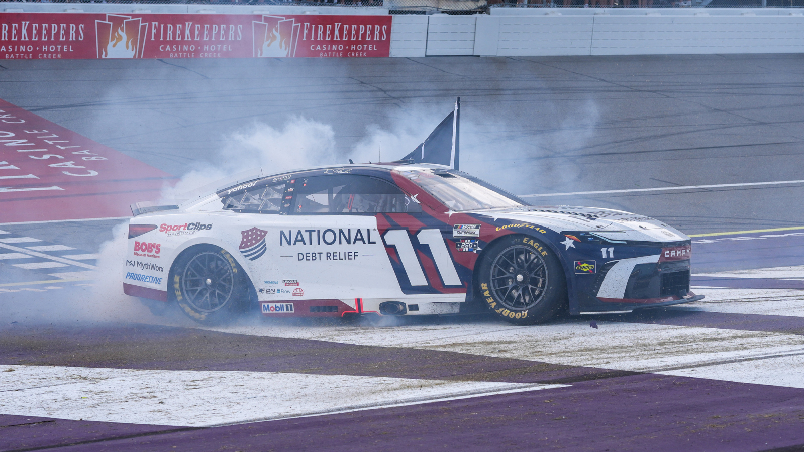 https://www.yardbarker.com/media/0/9/09b6902a3b9e6dee93363ba4a732175c192c636d/thumb_16x9/denny-hamlin-two-huge-statements-michigan-win.jpg?v=1