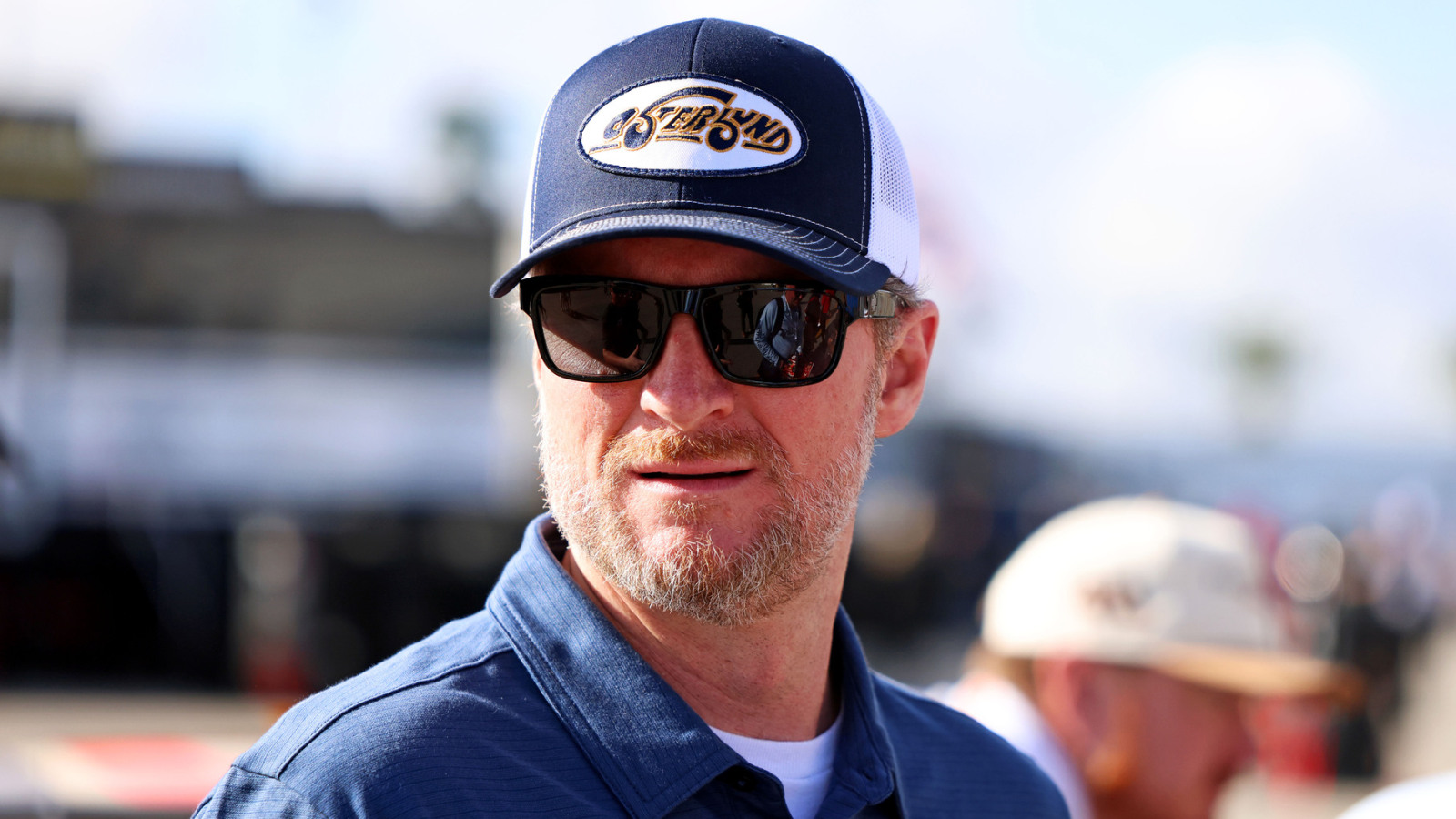 https://www.yardbarker.com/media/0/9/09f9c35769e6d688450a721f03b33710342b1e57/thumb_16x9/dale-earnhardt-jr-batting-thousand-as-nascar-crew.jpg?v=1