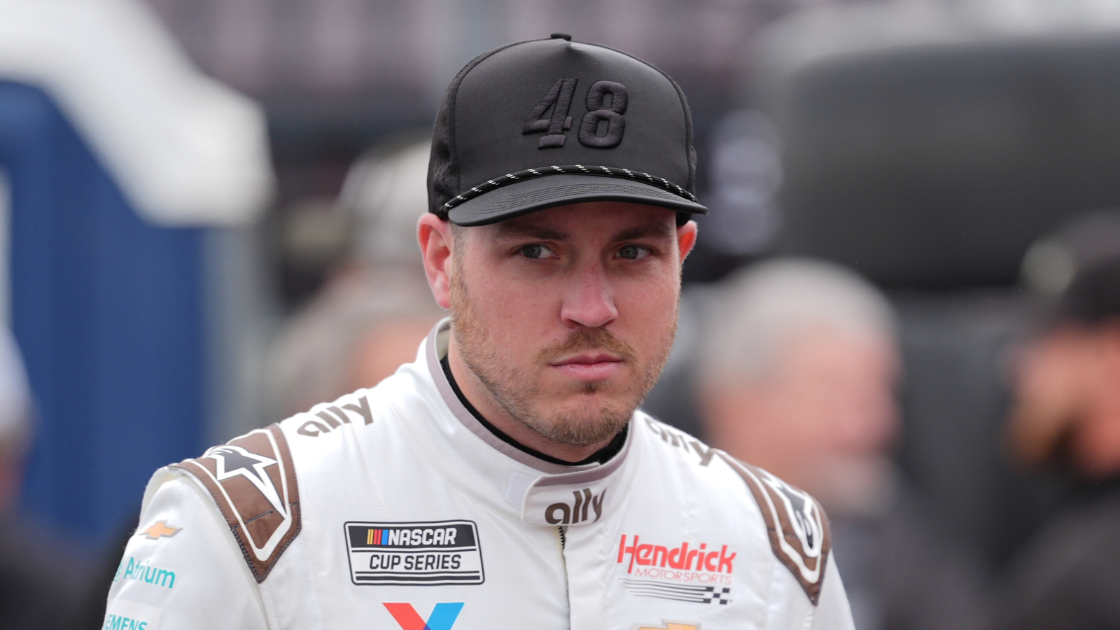 https://www.yardbarker.com/media/0/a/0a7a8779fd57d7fd0e63137a2baea91c0ff1a9b4/thumb_16x9/alex-bowman-himself-racing-his-job-season.jpg?v=1