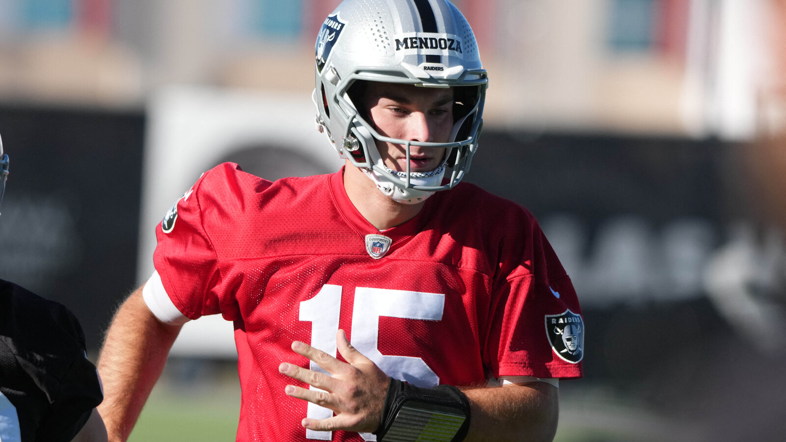 Raiders Training Camp Highlights Mendoza's Resilience and Cousins' Leadership
