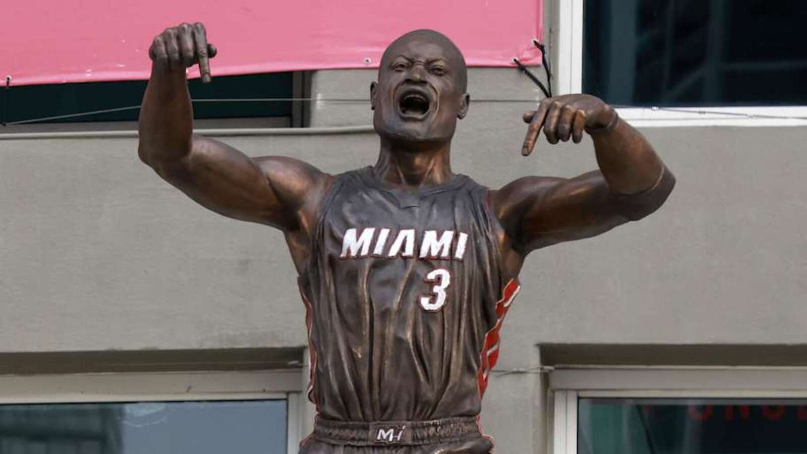 Ex-Lakers Star Hilariously Trolls Dwyane Wade Over Pat Riley Statue ...