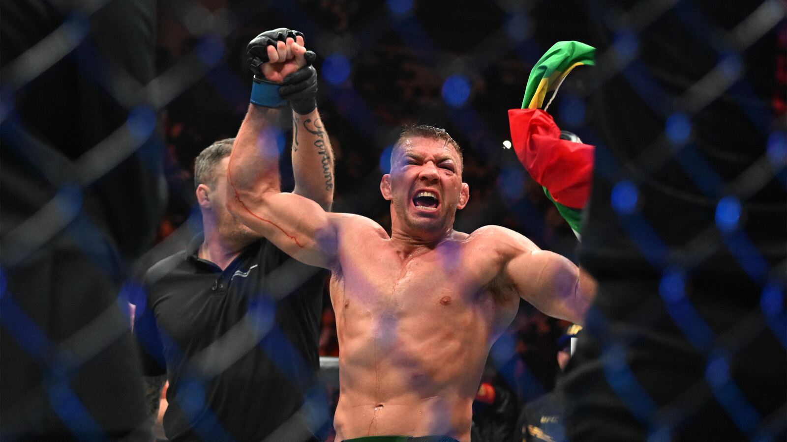 Du Plessis’ Coach Pushes For Pereira Fight In December | Yardbarker