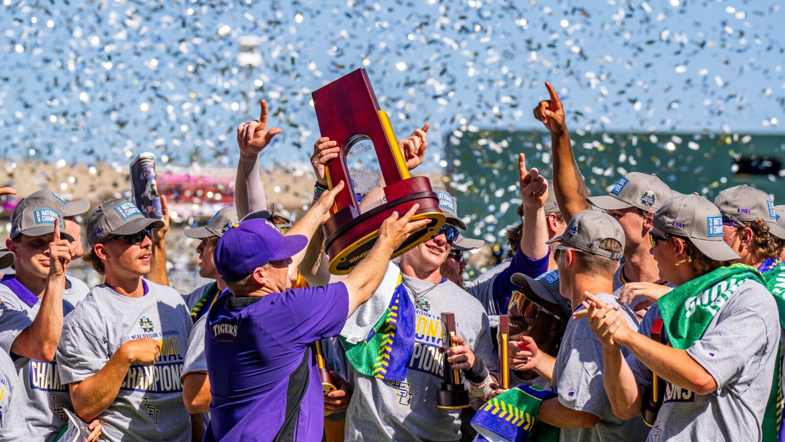 https://www.yardbarker.com/media/0/b/0b53bd7cd3e2a30c36877519823327b49c036588/thumb_16x9/6-lsu-sweeps-13-coastal-carolina-eighth-mcws-title.jpg?v=1