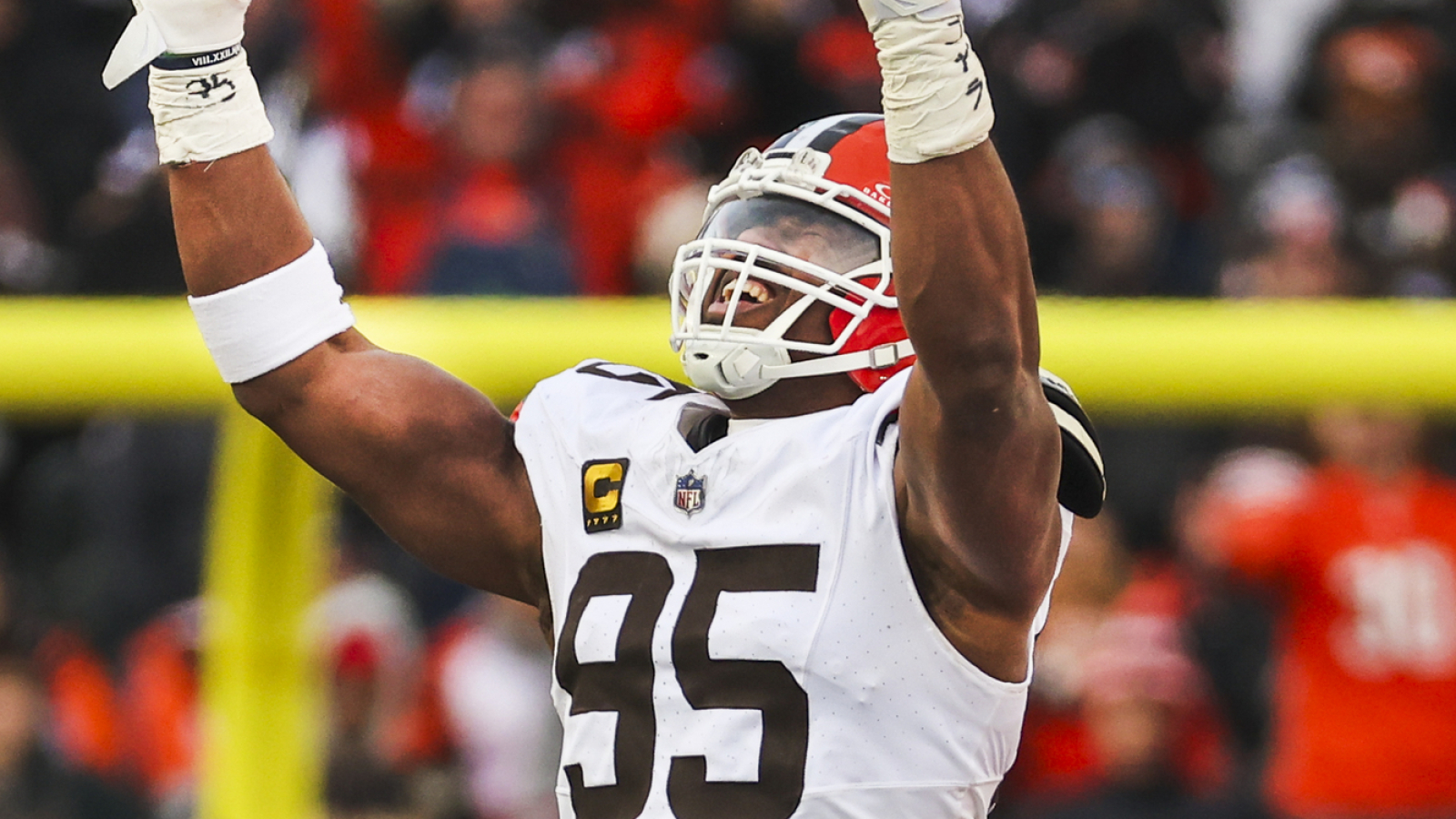 https://www.yardbarker.com/media/0/c/0c4199c71f88cb631452d9dcbf10c91620640152/thumb_16x9/myles-garrett-breaks-nfl-record-sacks-season.jpg?v=1