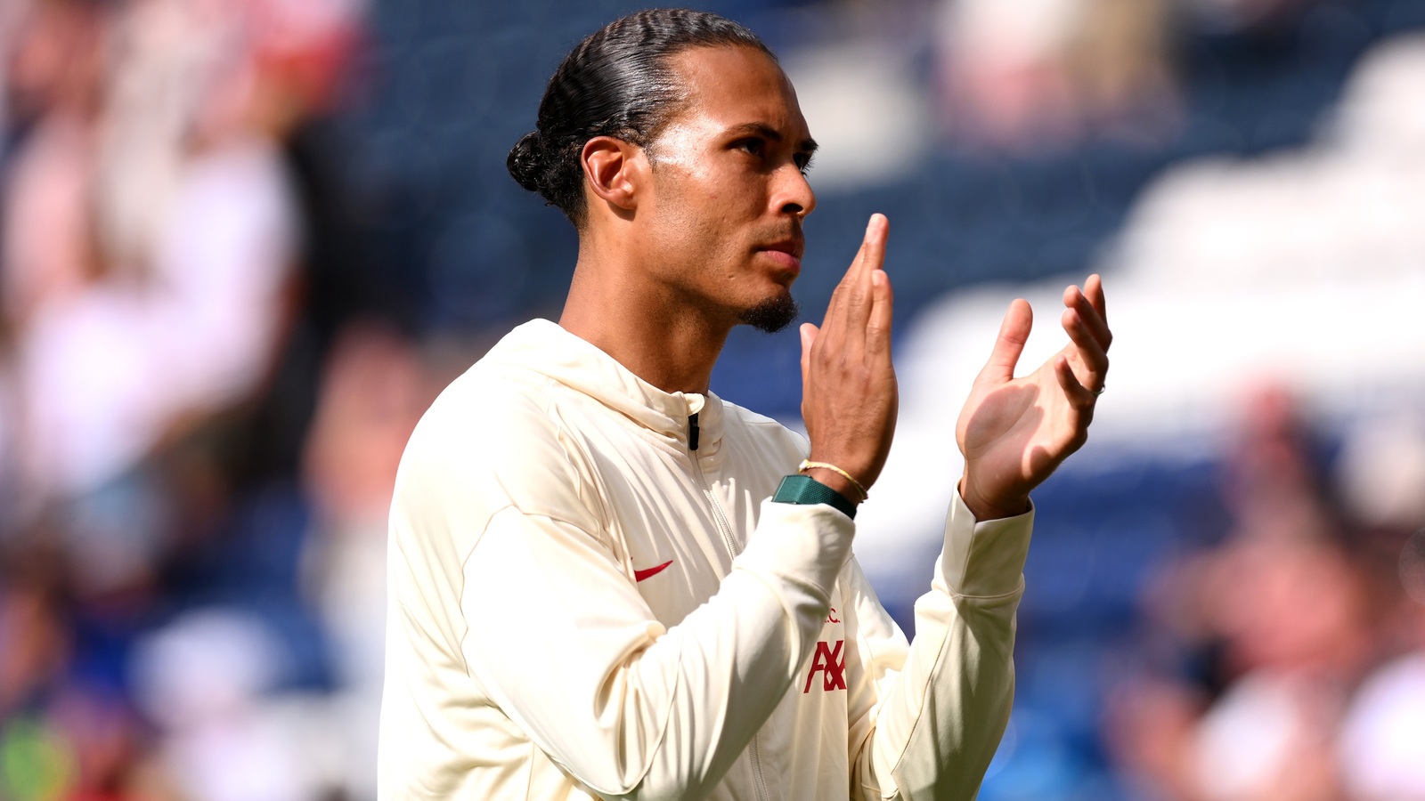 https://www.yardbarker.com/media/0/c/0c4c48e2073e6acbdad3692dbbcc8e647e4723d5/thumb_16x9/Diogo-Jota-Liverpool-fans-players-Preston-pre-season.jpg