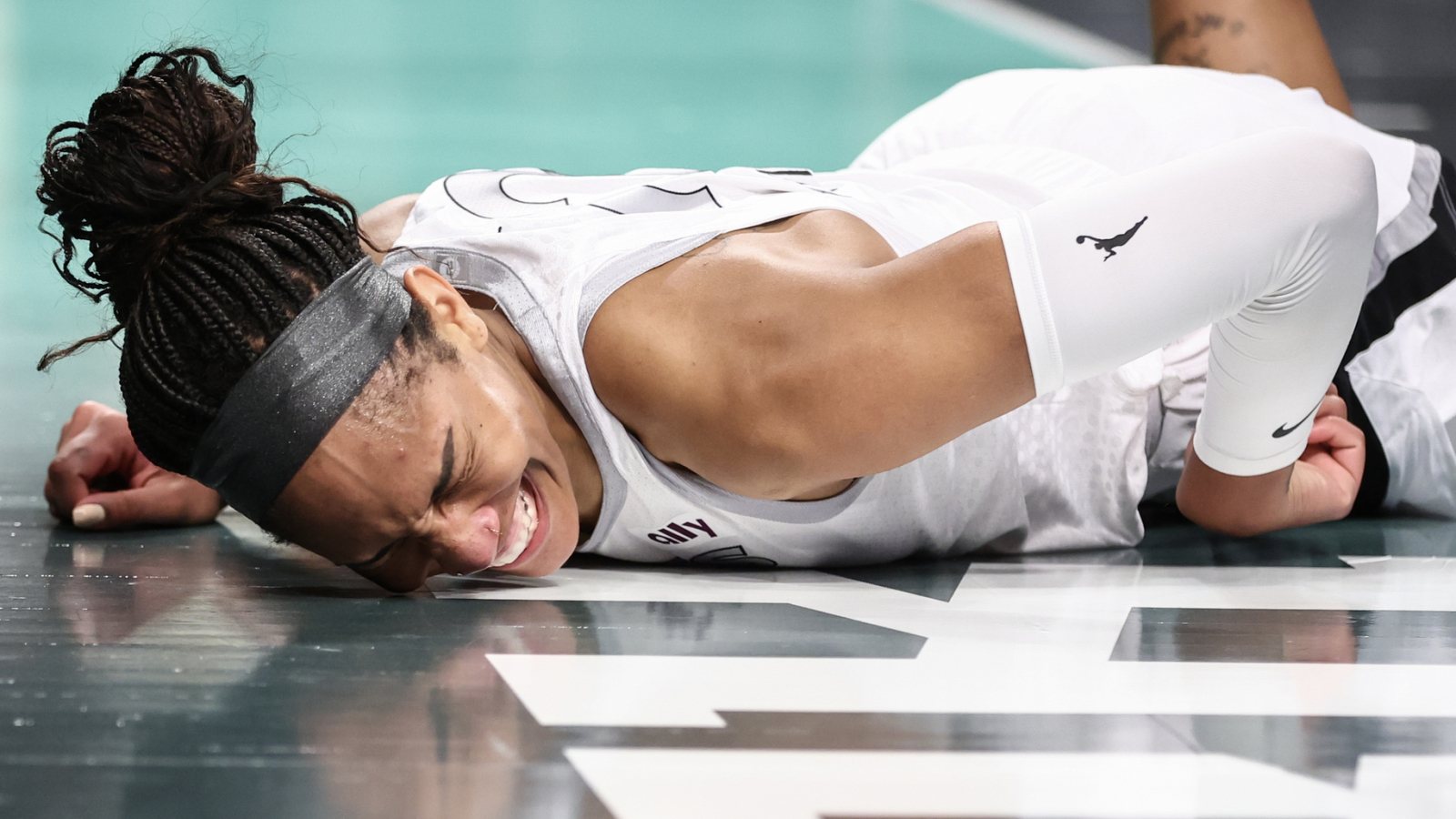 https://www.yardbarker.com/media/0/c/0c5a388ccfeb48586edcbc91fcb374e22b576d01/thumb_16x9/wnba-superstar-shares-encouraging-message-ugly.jpg?v=1