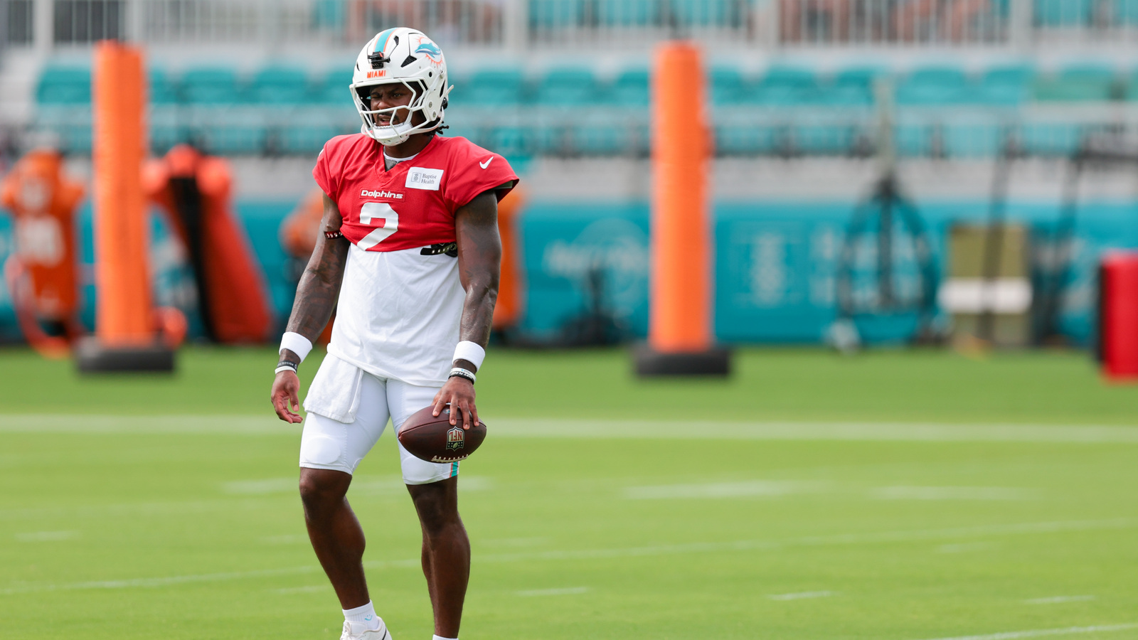 Bobby Slowik Highlights Malik Willis' Development and Young Talent at Dolphins Training Camp