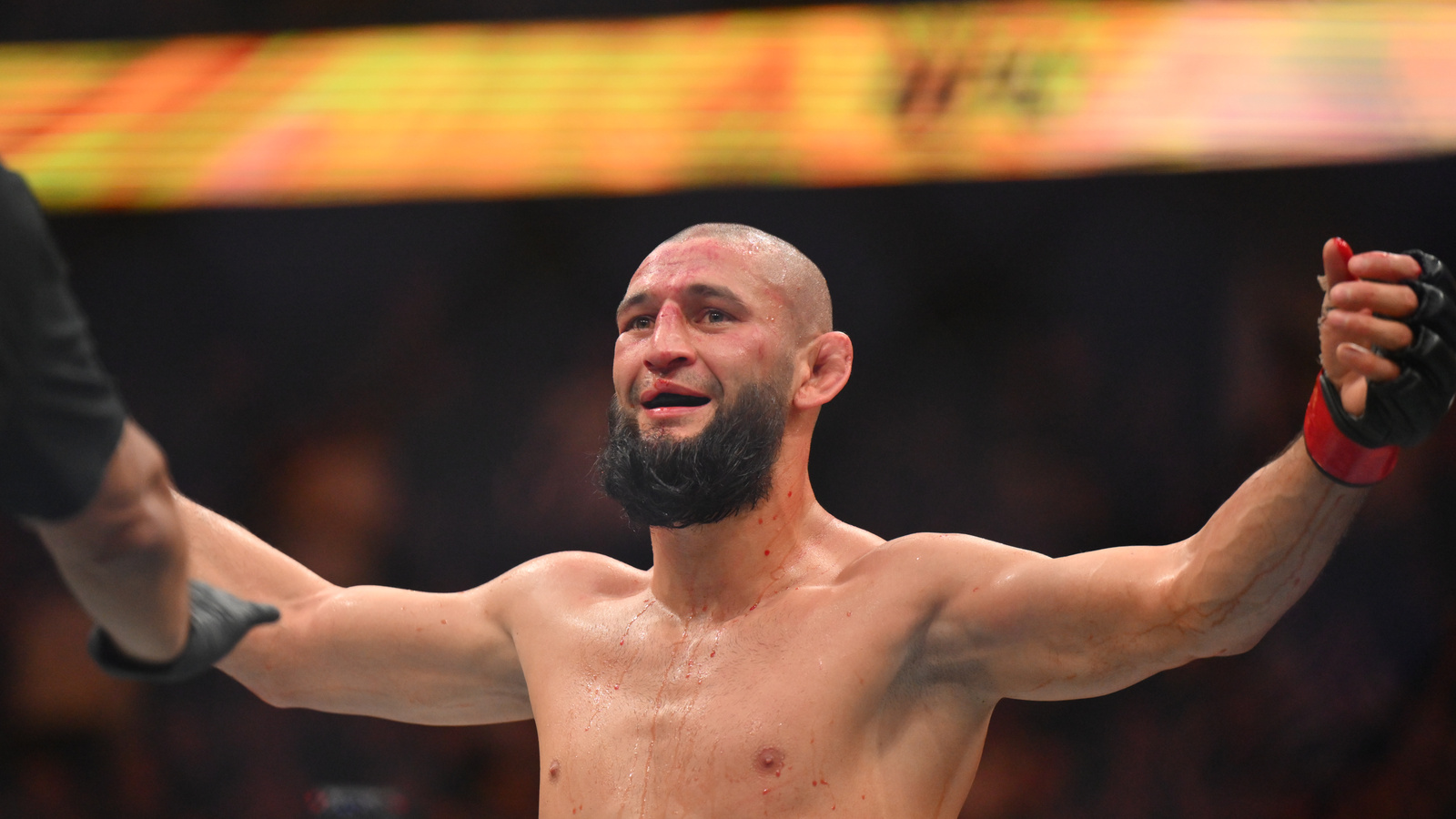 Khamzat Chimaev bemoans lack of fight news in footage from Arman Tsarukyan’s dressing room