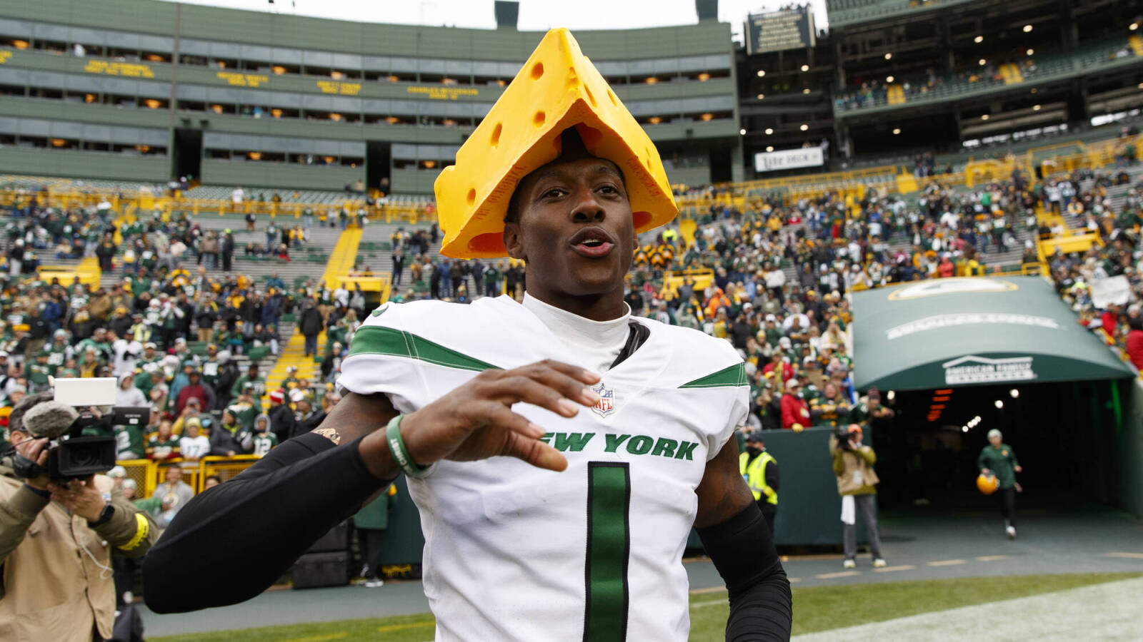 Watch Jets' Sauce Gardner wears cheesehead after blowout win over