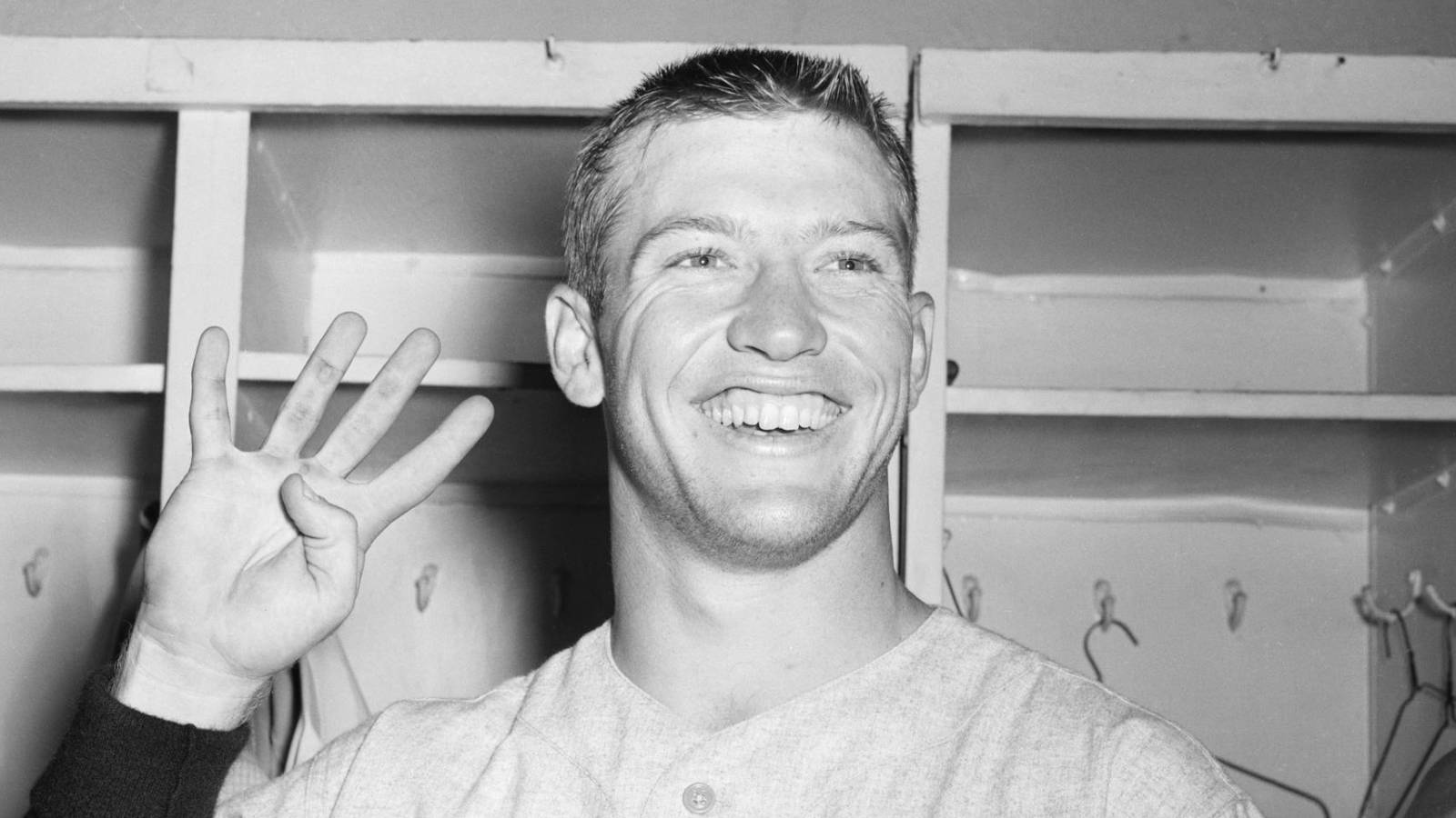 Former NFLer auctioning off rare Mickey Mantle baseball card