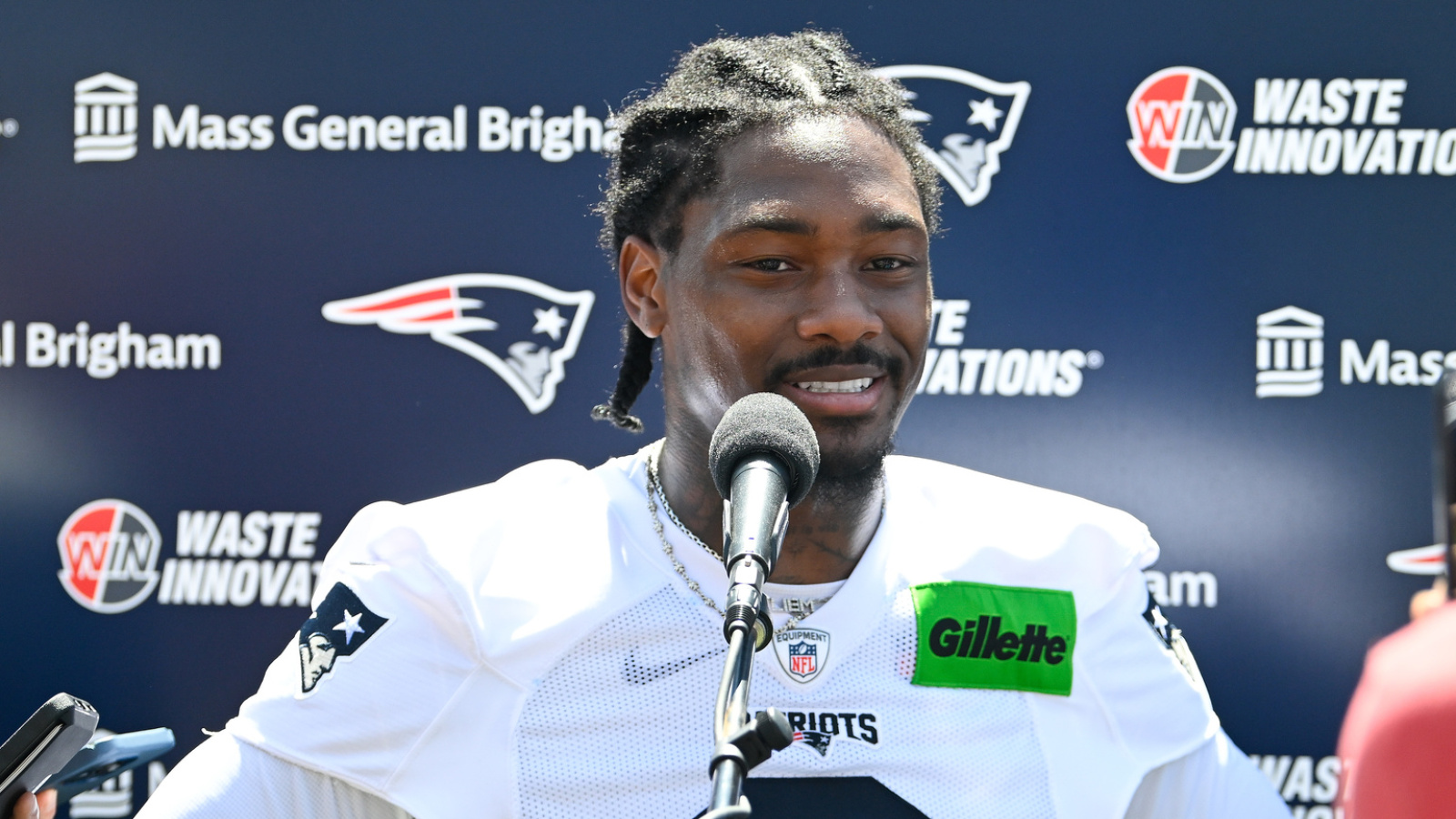 https://www.yardbarker.com/media/0/e/0e0902040f1ad54b0b92d8225a3f0bceb5095dda/thumb_16x9/patriots-wr-stefon-diggs-issues-sincere-apology.jpg?v=1