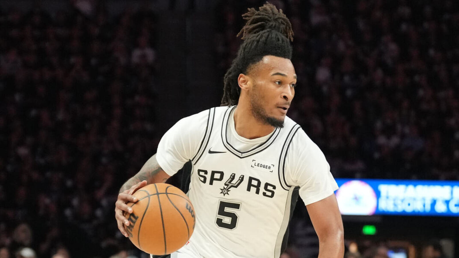 https://www.yardbarker.com/media/0/e/0e6c2122eb3de099b83a3be9b2cfc361dd5a537e/thumb_16x9/stephon-castle-spurs-finish-wolves-game-6-set.jpg?v=1