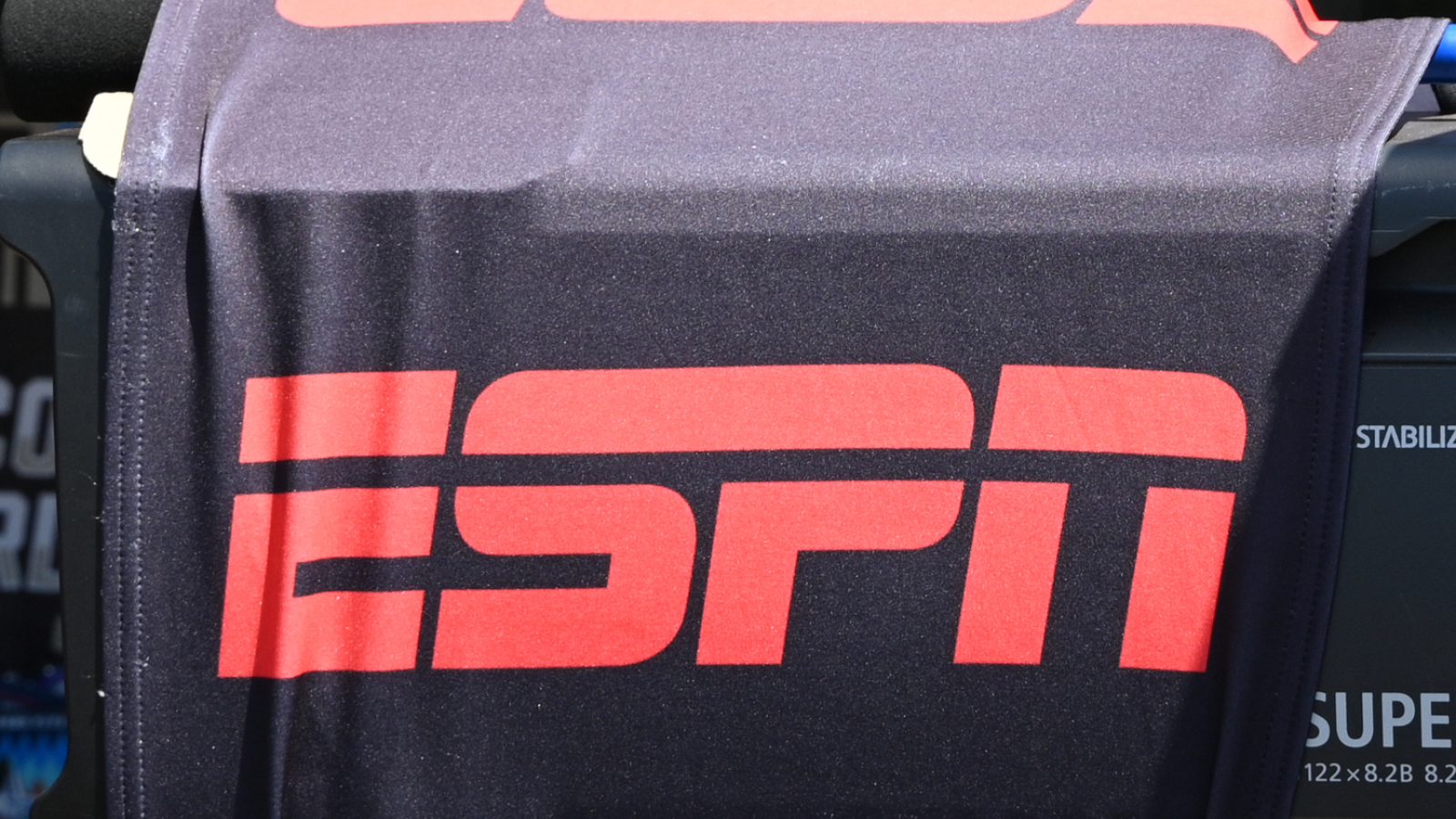 https://www.yardbarker.com/media/0/e/0edb0cd8b943a34caced4dfdb0698b3063e3f4d5/thumb_16x9/blood-on-my-hands-espn-producer-quit-due-companys.jpg?v=1